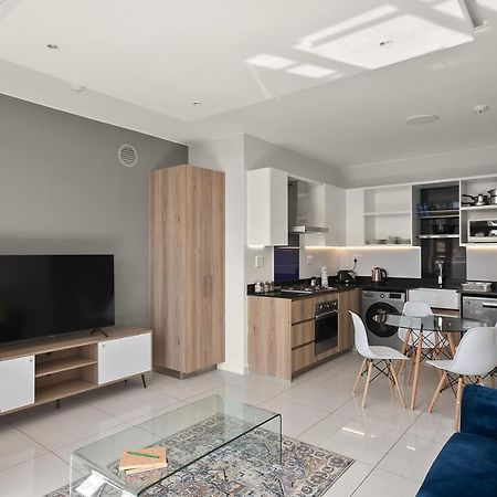 The Median Rosebank Luxury Apartment - Building With Generator Йоханесбург Екстериор снимка