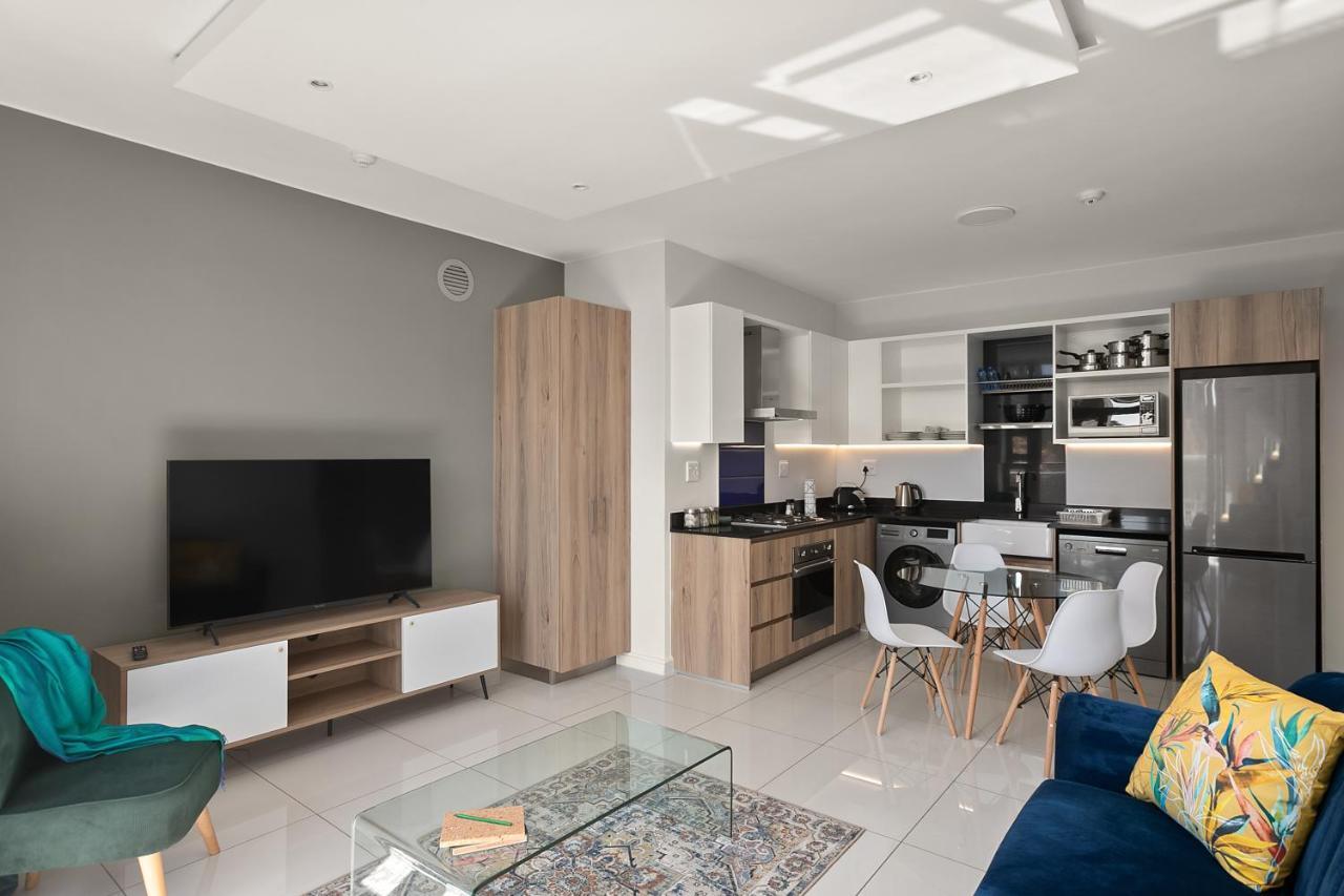 The Median Rosebank Luxury Apartment - Building With Generator Йоханесбург Екстериор снимка