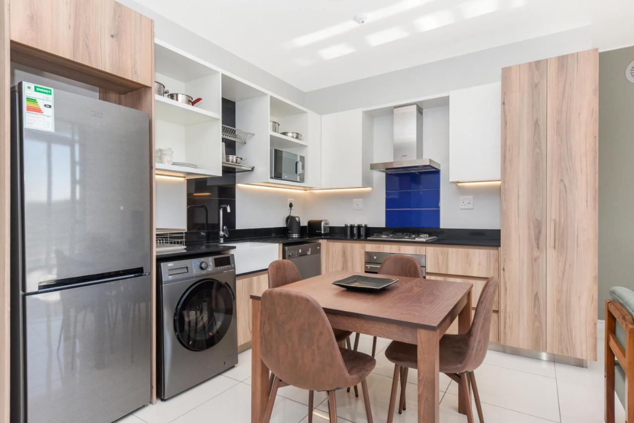 The Median Rosebank Luxury Apartment - Building With Generator Йоханесбург Екстериор снимка