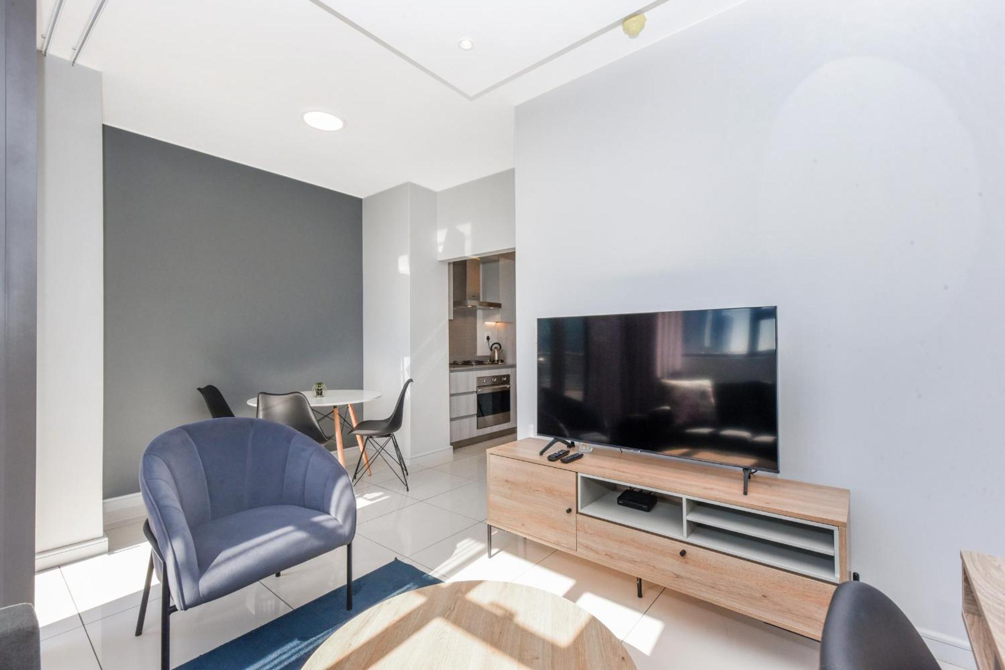 The Median Rosebank Luxury Apartment - Building With Generator Йоханесбург Екстериор снимка