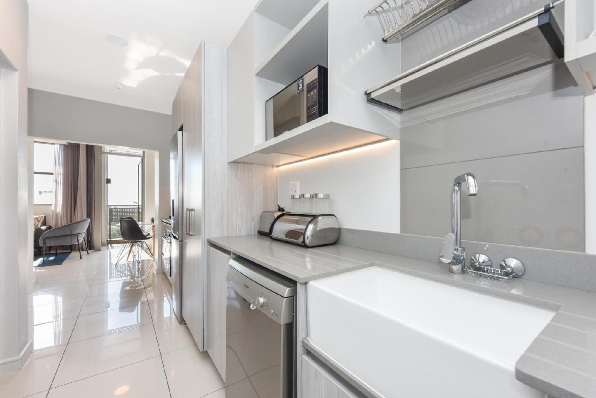 The Median Rosebank Luxury Apartment - Building With Generator Йоханесбург Екстериор снимка